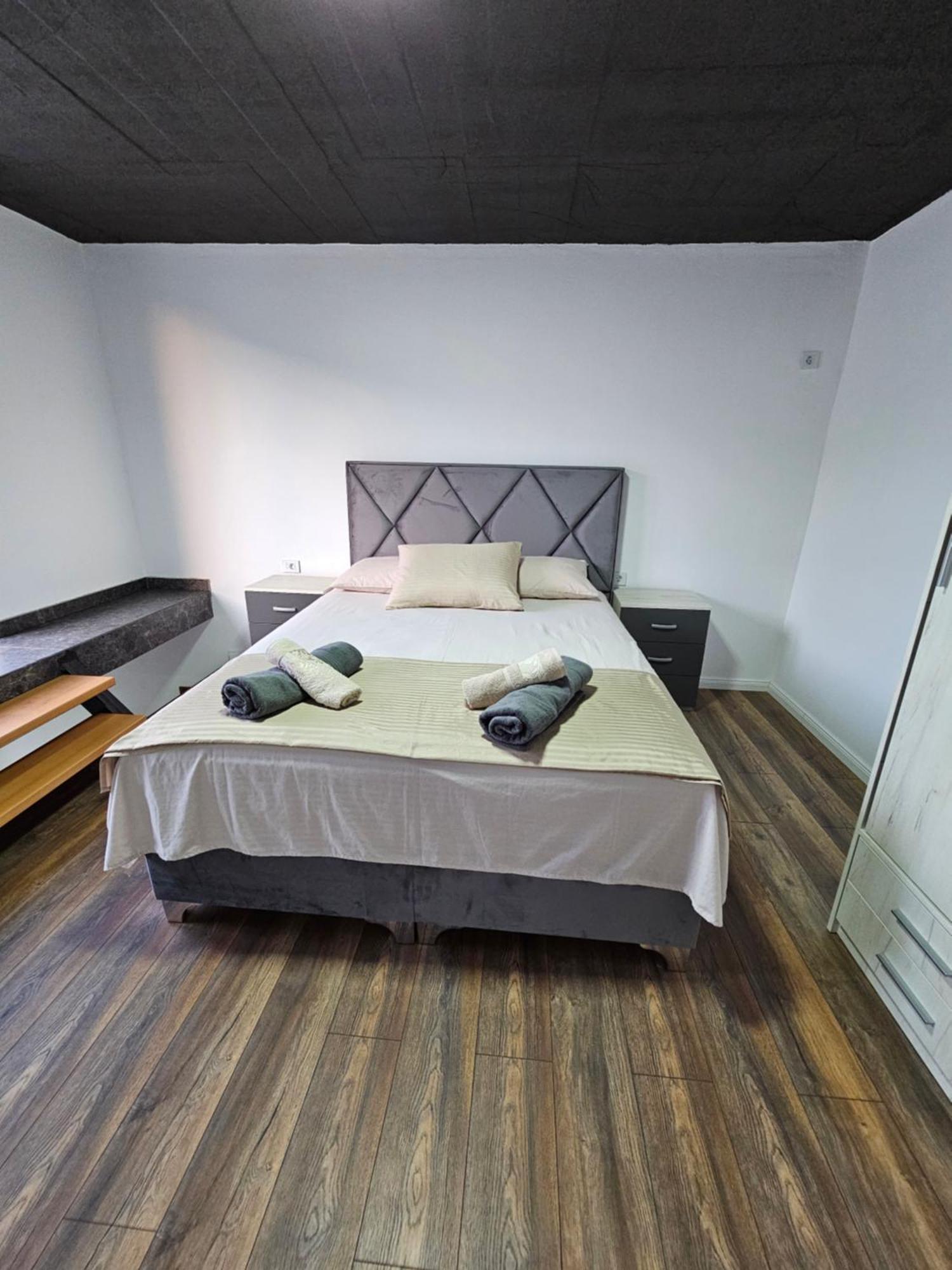 Apartments Ishmi In Center Of 울친 외부 사진